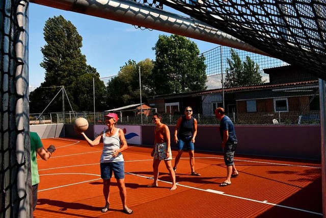 Die ersten Spiele auf der neuen Sporta...ieller Einweihung am Donnerstag statt.  | Foto: Heinz und Monika Vollmar