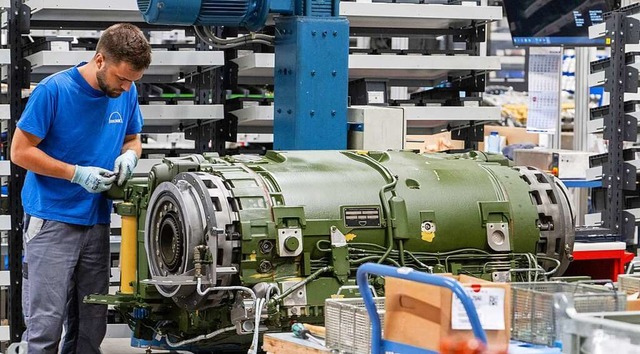 Montage eines Panzergetriebes beim Rstungszulieferer Renk in Augsburg.  | Foto: Stefan Puchner (dpa)