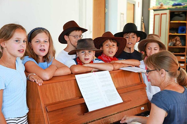 Darstellerinnen und Darsteller des Mus...mit Chorleiterin Antje Hepper am Piano  | Foto: Roland Wagner