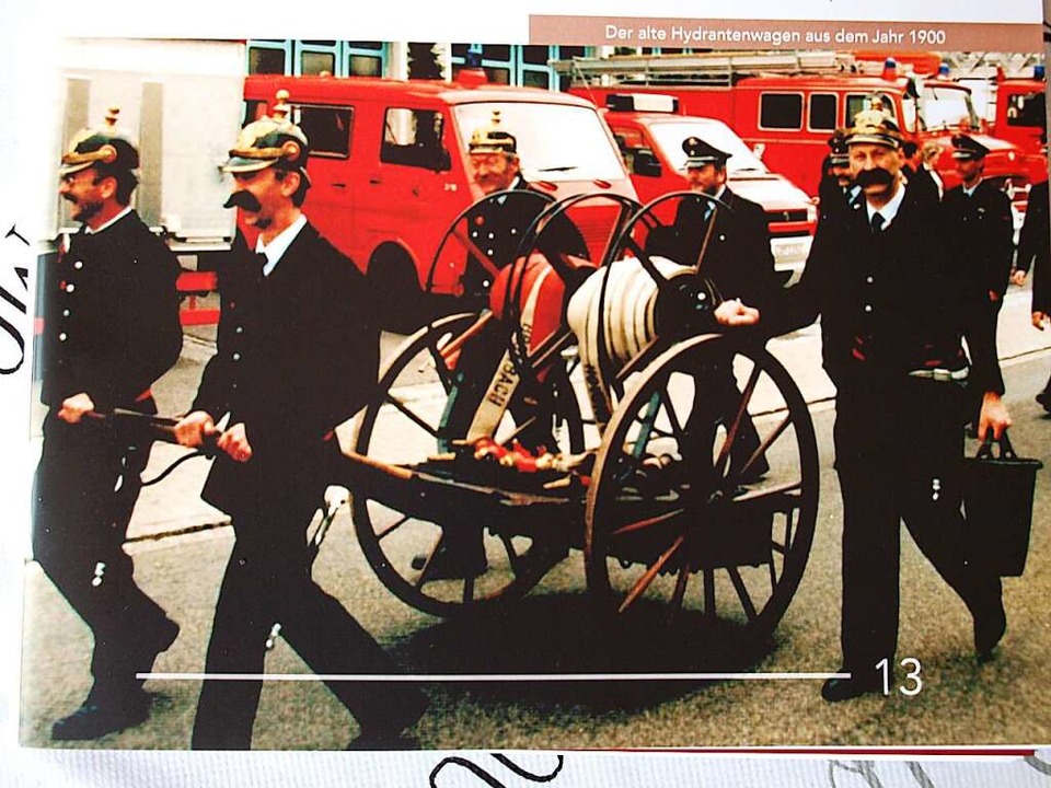 Die Feuerwehren sind sich ihrer Tradit...men mit einem Hydrantenwagen von 1900.  | Foto: Paul Schleer