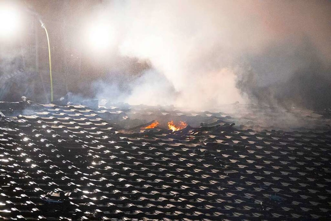 Noch nach Stunden züngelten die Flammen auf dem Dach.  | Foto: Volker Münch
