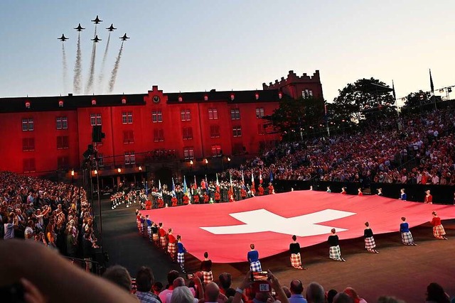 Bei der Erffnung der Premiere donnern... Suisse ber die Arena im Kasernenhof.  | Foto: Daniel Gramespacher