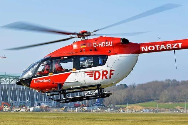 Verletzter Mountainbiker wird mit Rettungshubschrauber aus Wald bei Freiburg geborgen