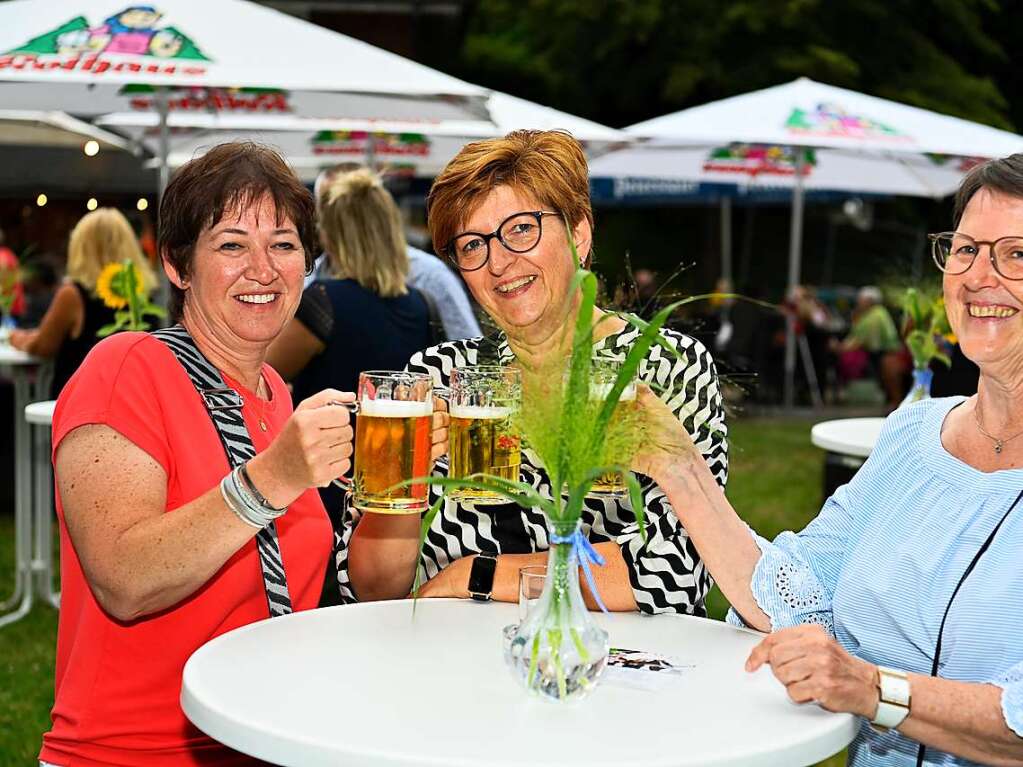 Hei war es am Samstagnachmittag bei der Erffnung des Lichterfests. Am Abend durchweichte dann Regen die Lampions. An ein Anznden der Lichter war erst am Sonntagabend zu denken. Gefeiert wurde dennoch – mit Attraktionen, Musik, Leckereien.