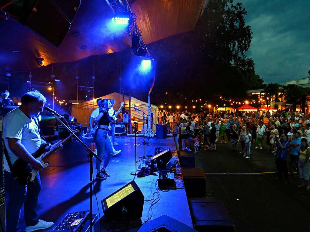 Hei war es am Samstagnachmittag bei der Erffnung des Lichterfests. Am Abend durchweichte dann Regen die Lampions. An ein Anznden der Lichter war erst am Sonntagabend zu denken. Gefeiert wurde dennoch – mit Attraktionen, Musik, Leckereien.