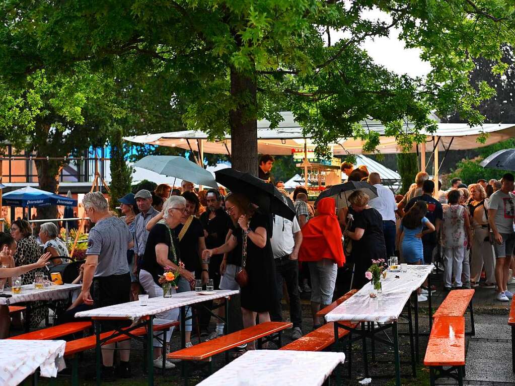 Hei war es am Samstagnachmittag bei der Erffnung des Lichterfests. Am Abend durchweichte dann Regen die Lampions. An ein Anznden der Lichter war erst am Sonntagabend zu denken. Gefeiert wurde dennoch – mit Attraktionen, Musik, Leckereien.