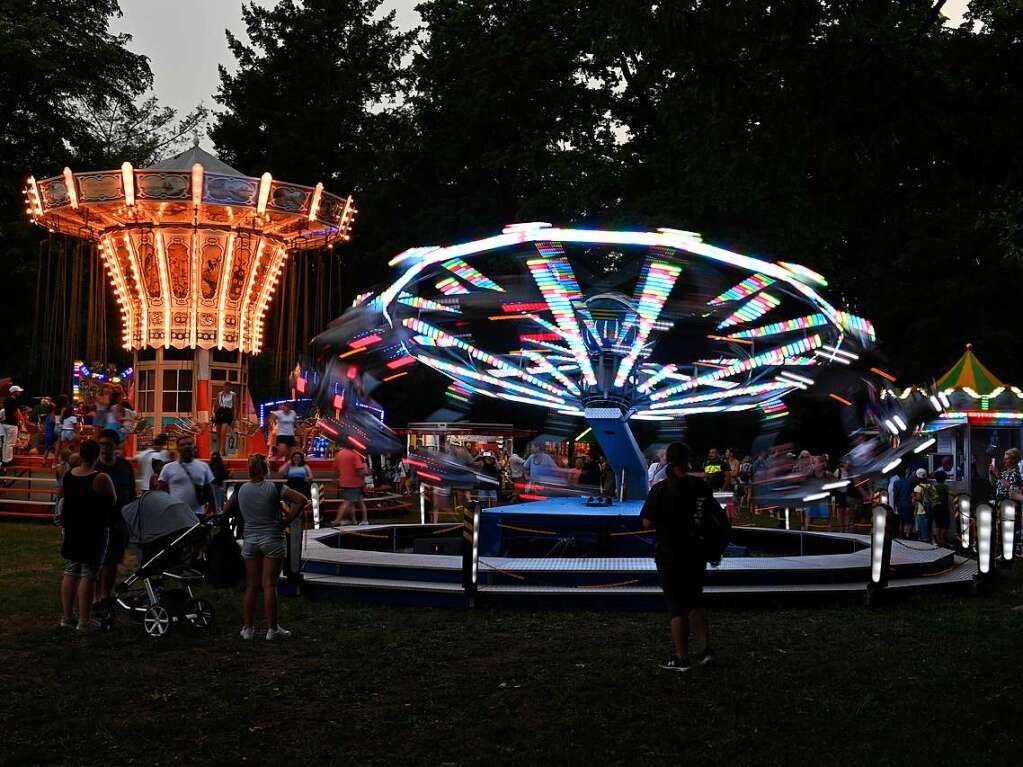 Hei war es am Samstagnachmittag bei der Erffnung des Lichterfests. Am Abend durchweichte dann Regen die Lampions. An ein Anznden der Lichter war erst am Sonntagabend zu denken. Gefeiert wurde dennoch – mit Attraktionen, Musik, Leckereien.