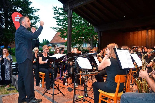 Fabian Mller (links) dirigiert seinem Abschiedskonzert.  | Foto: Liane Schilling