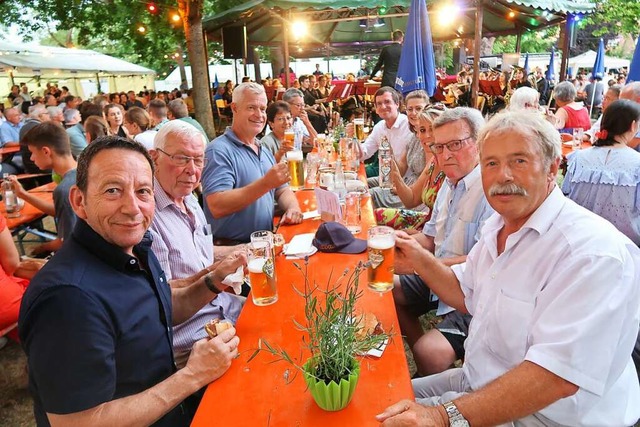 Prost: Breisachs Brgermeister Oliver ...hlossparkfest scheint es zu schmecken.  | Foto: Christine Weirich