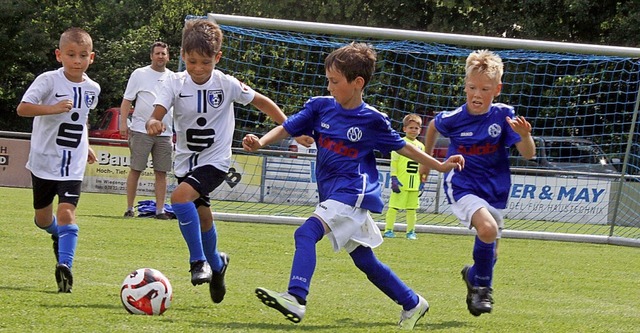 Die schweitreibenden Temperaturen dmpften nicht die Spielfreude der Kicker.  | Foto: Heidi Fel