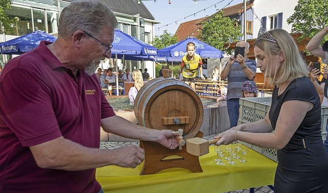 Fr die frisch gebackene badische Wein...haus eine ihrer ersten Amtshandlungen.  | Foto: Volker Mnch