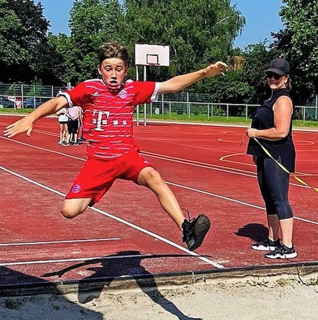 Klassische Disziplinen wie Weitsprung ...amm, aber auch alternative Stationen.   | Foto: Schule