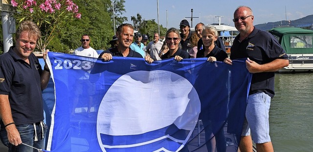 Hissen die Blaue Flagge (von links): R...m und Udo Bosch (Umweltbeauftragter).   | Foto: Heinz und Monika Vollmar