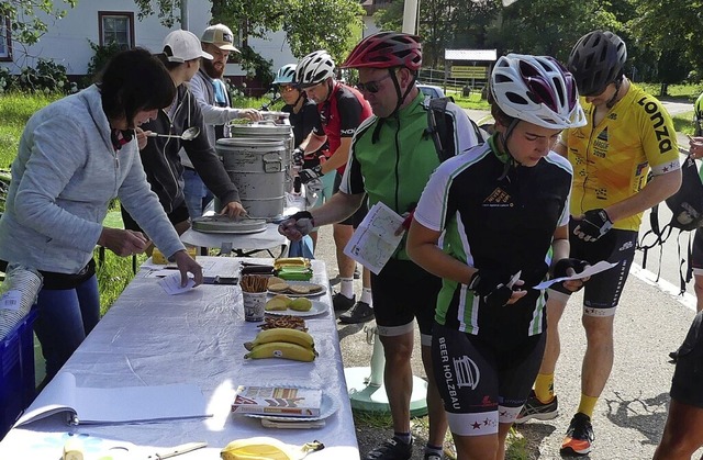 Das Helferteam am Kontrollpunkt in Wol...nbiketag fuhren die 60-Kilometer-Tour.  | Foto: Sigrid Schneider