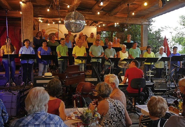 Showtime mit dem gemischten Chor O-Ton in der Bahlinger Adlermhle.  | Foto: Christiane Franz