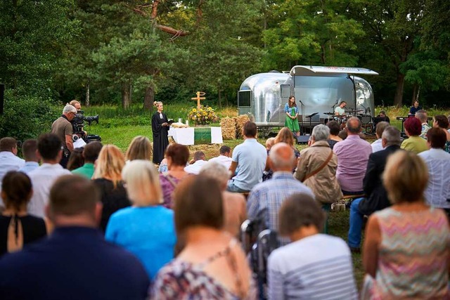 Pfarrerin Anna Manon Schimmel feierte ...eichen Gsten den Fernsehgottesdienst.  | Foto: Michael Bode