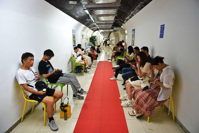 Hitzepause: Menschen in einem Luftschutzbunker in Nanjing.  | Foto: IMAGO/CFOTO