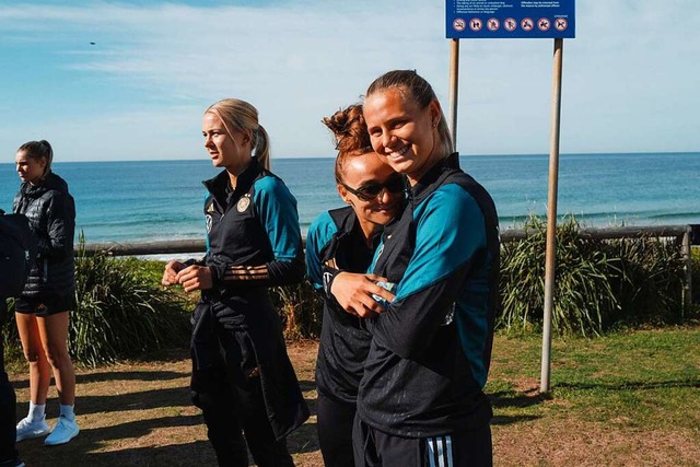 Gute Laune am Pazifik, von links: Merle Frohms, Lina Magull und Klara Bhl  | Foto: Sofieke van Bilsen (dpa)