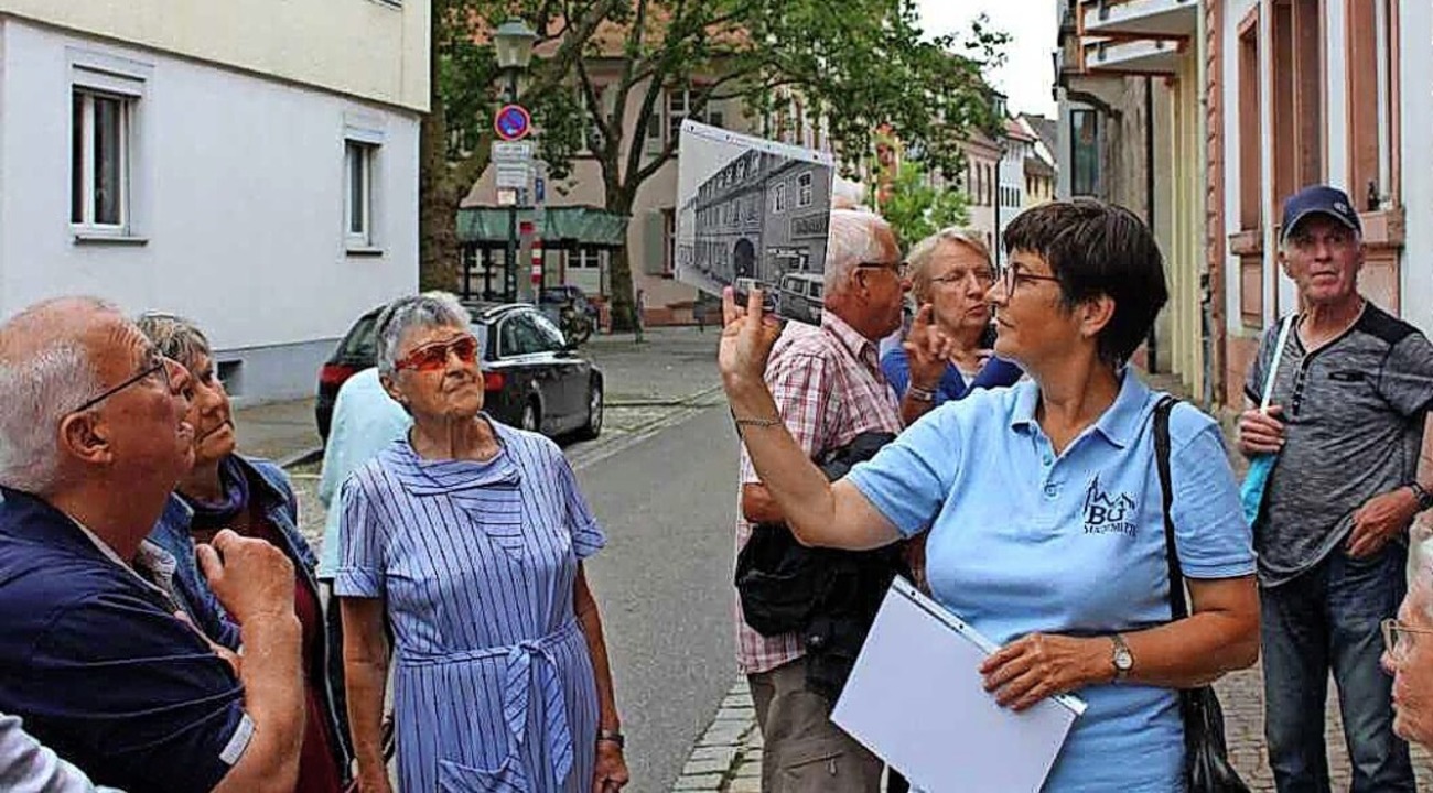 Anita Rost zeigt in der Ritterstraße historische Aufnahmen.  | Foto: Bürgergemeinschaft Stadtmitte