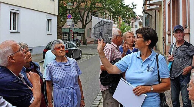 Anita Rost zeigt in der Ritterstrae historische Aufnahmen.  | Foto: Brgergemeinschaft Stadtmitte