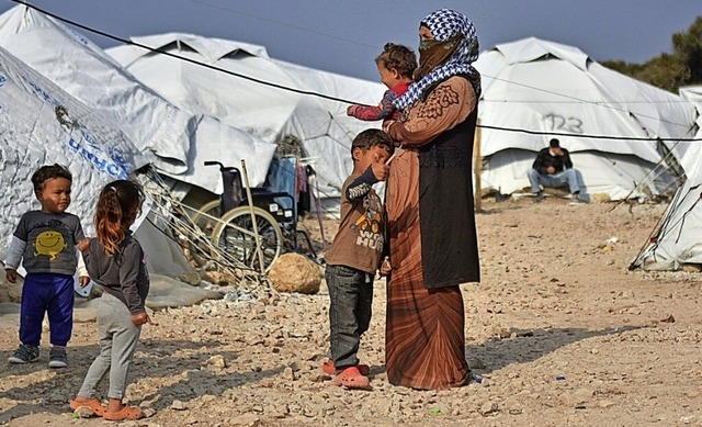 Eine Frau  mit Baby im Arm und drei kl...slager Kara Tepe  auf der Insel Lesbos  | Foto: Panagiotis Balaskas (dpa)