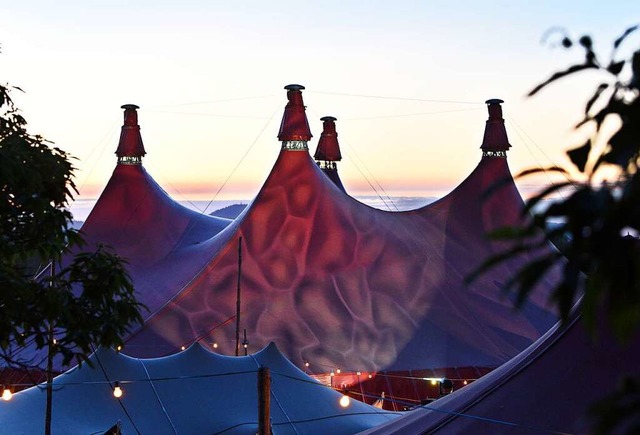 Immer wieder schn: Wenn die Sonne hinter dem Dach des Zirkuszeltes untergeht.   | Foto: Rita Eggstein