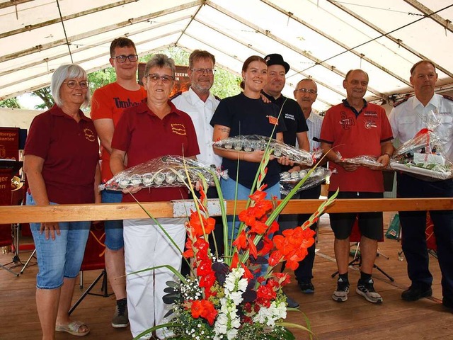 Die Hsinger Vereinsvertreter bei der ...ungskommandanten Frank Blss (rechts).  | Foto: Paul Schleer