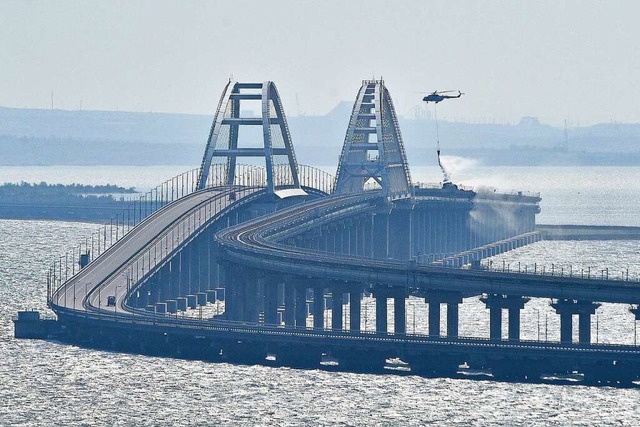 Die Krim-Brcke war bereits 2022 durch...ren Angriff schwer beschdigt worden.  | Foto: Uncredited (dpa)