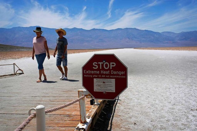 Die brutalen Temperaturen im Death Val...ung, -beobachtung oder -warnung steht.  | Foto: John Locher (dpa)