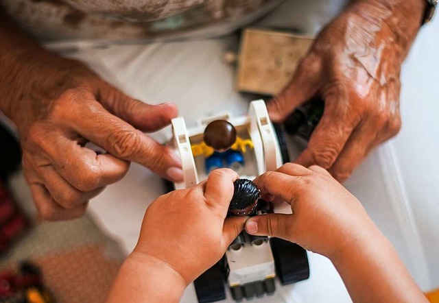 Oma bernimmt die Kinderbetreuung. Ist... der Steuererklrung angegeben werden.  | Foto: Andreas Arnold