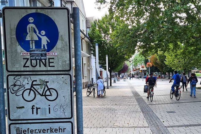 Radfahren darf man grundstzlich in de...rdings nur mit Schrittgeschwindigkeit.  | Foto: Stefan Ammann