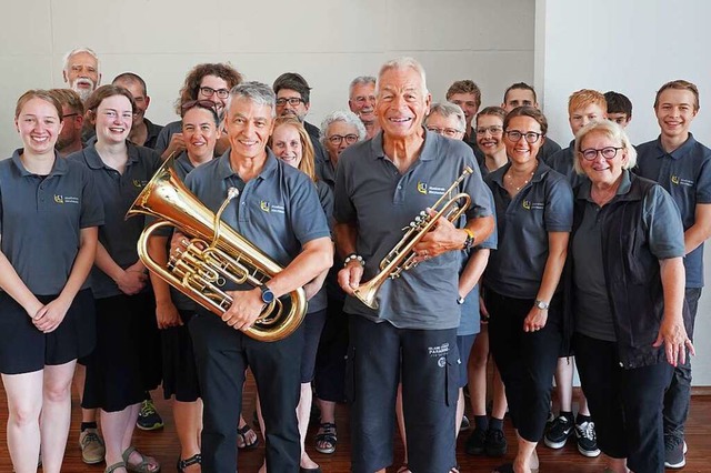 Die Musikerinnen und Musiker gratulier...Feser (links) und Richard Rosenberger.  | Foto: Adrian Scholz, MV Merzhausen