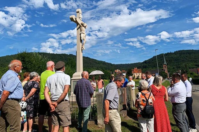 Viele Menschen kamen zur offiziellen bergabe des Wegkreuzes in Friesenheim.  | Foto: bbur