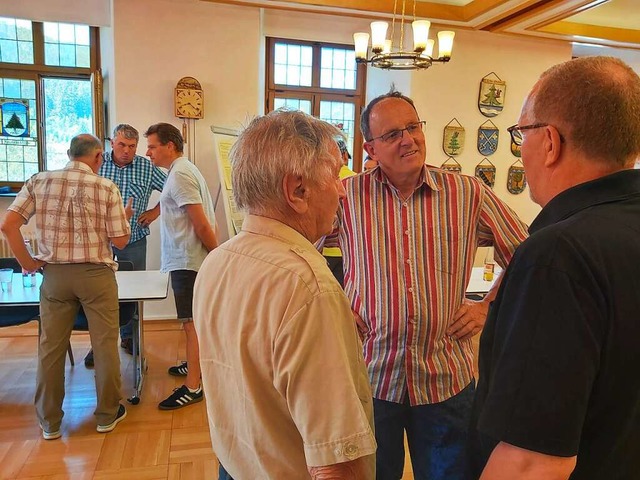 Rege Gesprche fhren die Brger aus d...tern; im Hintergrund  die Ortswappen.   | Foto: Peter Stellmach