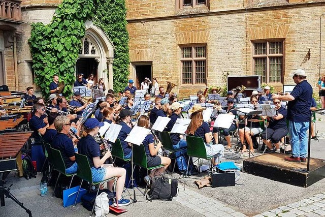 Die Stadtmusik Lffingen spielt im Innenhof der Burg Hohenzollern.  | Foto: Jochen Schmid