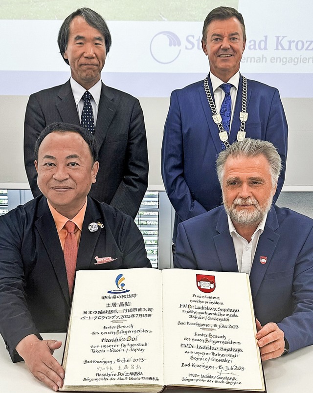 Der japanische Generalkonsul Nobutaka ...ice (rechts), und Masahiro Doi, Taketa  | Foto: Stadt Bad Krozingen