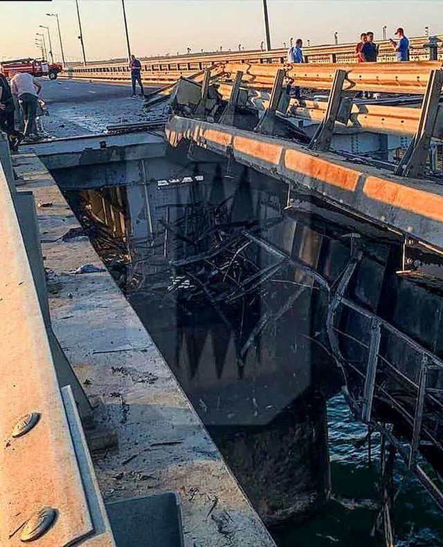 Von einer russischen Agentur zur Verf... der Beschdigungen an der Krim-Brcke  | Foto: Uncredited (dpa)