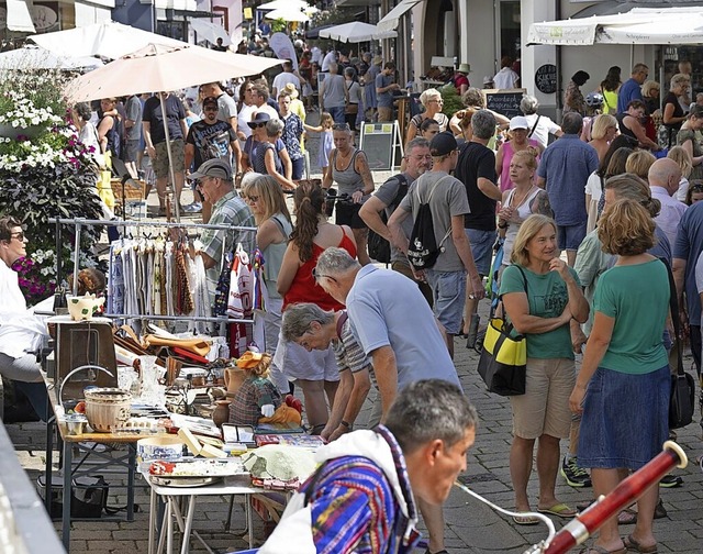 Buntes Treiben beim Straenflohmarkt der Lebenshilfe  | Foto: Volker Mnch