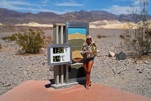 Posieren in sengender Hitze: Trotz erw...rd zieht das Death Valley Besucher an.  | Foto: John Locher (dpa)