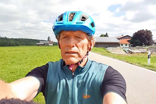 Herbert Heitland auf einer Tour in sei... einen Pitbull an sein Fahrrad binden.  | Foto: Herbert Heitland