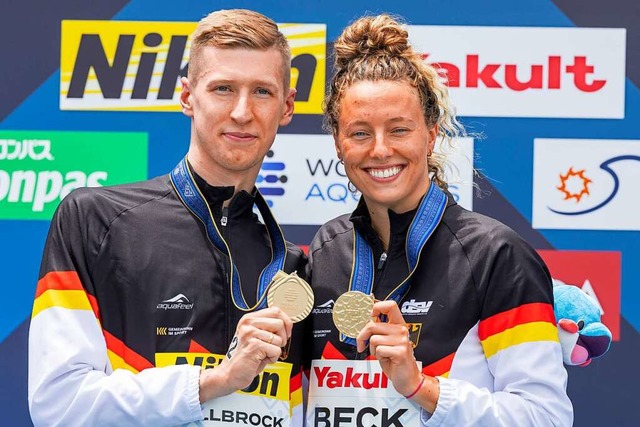 Florian Wellbrock und Leonie Beck prsentieren ihre Goldmedaillen.  | Foto: Jo Kleindl (dpa)