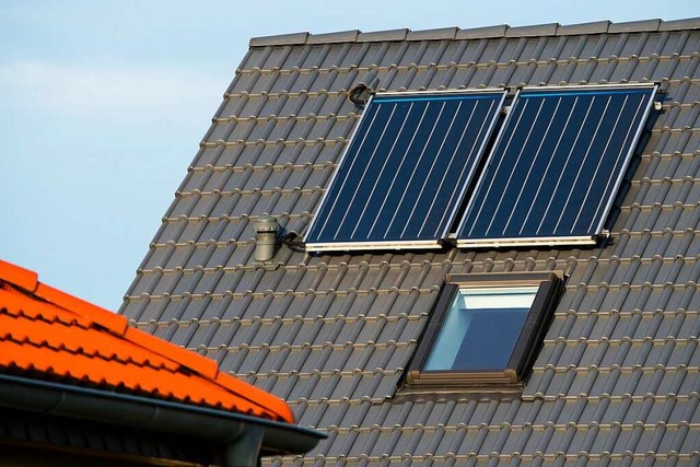 In den Kollektoren einer Solarwrmeanl...die Sonneneinstrahlung erhitzt werden.  | Foto: Andrea Warnecke (dpa)