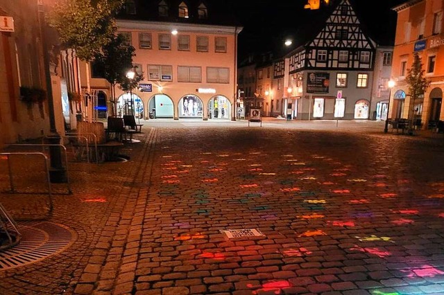 Kleine Kinderfiguren wurden auf die Pf...s steht fr einen fehlenden Kitaplatz.  | Foto: Gesamtelternbeirat Waldkirch