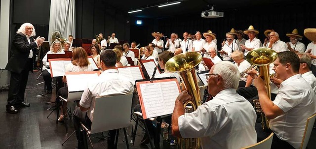 Dirigent Christian Sade bedankt sich bei den Musikern und Sngern.   | Foto: Silvia Schillinger-Teschner