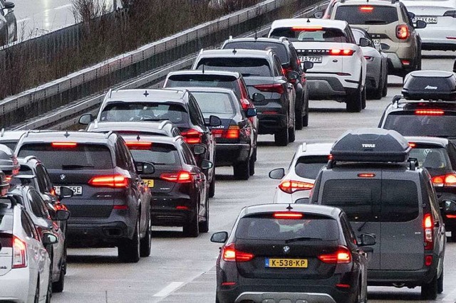 Der Unfall ereignete sich am Stauende (Symbolbild).  | Foto: Marijan Murat (dpa)