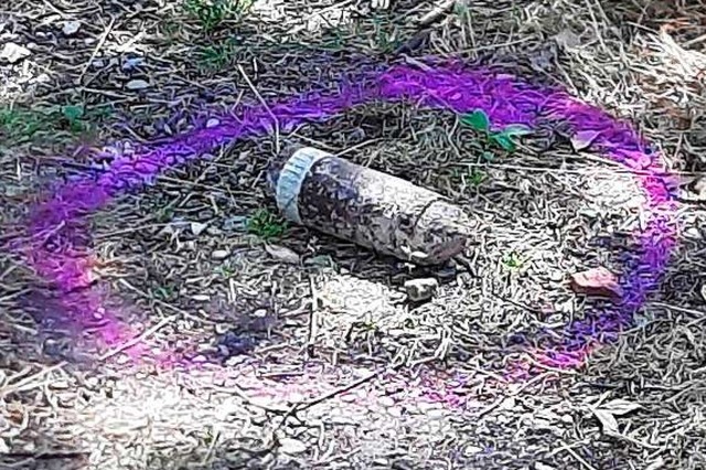 Diese nicht explodierte Panzergranate wurde bei der Burgruine Limburg entdeckt.  | Foto: Polizeiprsidium Freiburg