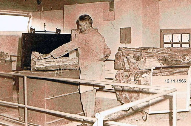 Hausmeister Emil Wiesler im Schul-Erf...s Holzheizungsschachtes im ACS-Keller.  | Foto: Archiv - Manfred Lange