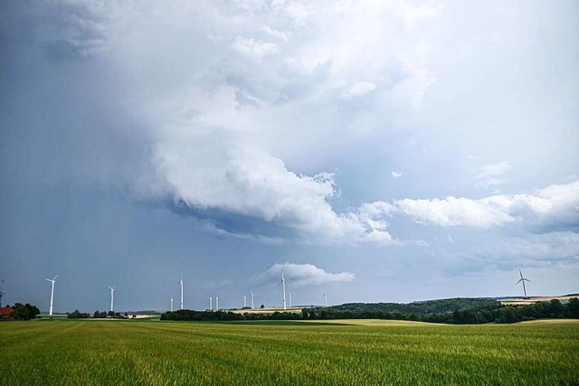 Eine Regenfront zieht ber ein Gersten...rg Gewitter angekndigt. (Symbolbild).  | Foto: Marius Bulling (dpa)