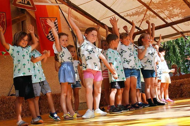 Eine der fnf Tanzgruppen zeigt auf de...ne ihre neu einstudierte Choreografie.  | Foto: Christa Maier