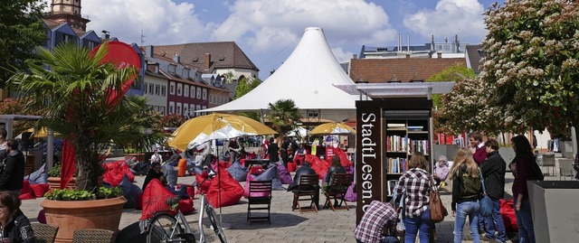 Das Lesefrderprojekt &#8222;Stadt-Les...arktplatz in ein riesiges Lesezimmer.   | Foto: Helmut Seller